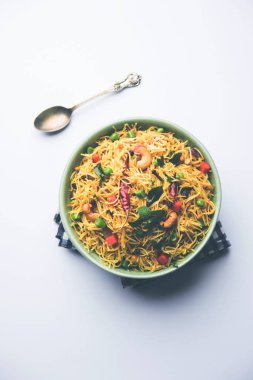 Semiya Upma veya erişte Uppuma veya uppittu Güney Hindistan popüler kahvaltı menüsünden var. bir kasede servis. seçici odak