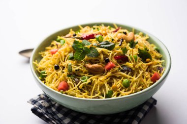 Semiya Upma veya erişte Uppuma veya uppittu Güney Hindistan popüler kahvaltı menüsünden var. bir kasede servis. seçici odak