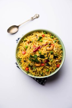 Semiya Upma veya erişte Uppuma veya uppittu Güney Hindistan popüler kahvaltı menüsünden var. bir kasede servis. seçici odak