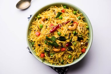 Semiya Upma veya erişte Uppuma veya uppittu Güney Hindistan popüler kahvaltı menüsünden var. bir kasede servis. seçici odak