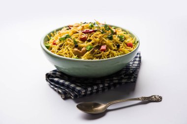 Semiya Upma veya erişte Uppuma veya uppittu Güney Hindistan popüler kahvaltı menüsünden var. bir kasede servis. seçici odak