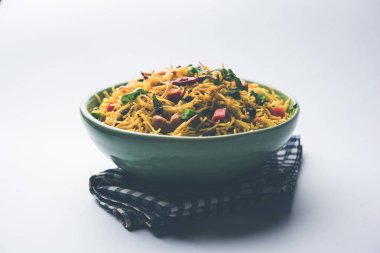 Semiya Upma veya erişte Uppuma veya uppittu Güney Hindistan popüler kahvaltı menüsünden var. bir kasede servis. seçici odak