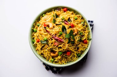 Semiya Upma veya erişte Uppuma veya uppittu Güney Hindistan popüler kahvaltı menüsünden var. bir kasede servis. seçici odak