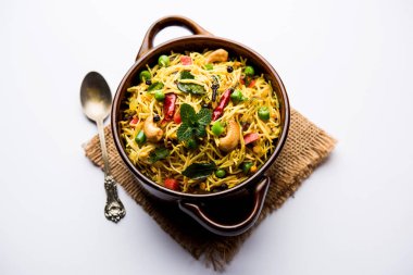 Semiya Upma veya erişte Uppuma veya uppittu Güney Hindistan popüler kahvaltı menüsünden var. bir kasede servis. seçici odak