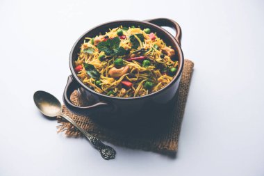 Semiya Upma veya erişte Uppuma veya uppittu Güney Hindistan popüler kahvaltı menüsünden var. bir kasede servis. seçici odak