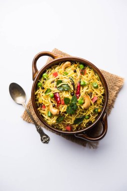 Semiya Upma veya erişte Uppuma veya uppittu Güney Hindistan popüler kahvaltı menüsünden var. bir kasede servis. seçici odak