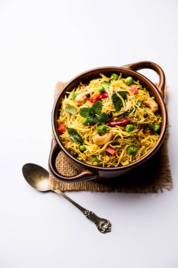 Semiya Upma veya erişte Uppuma veya uppittu Güney Hindistan popüler kahvaltı menüsünden var. bir kasede servis. seçici odak