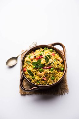 Semiya Upma veya erişte Uppuma veya uppittu Güney Hindistan popüler kahvaltı menüsünden var. bir kasede servis. seçici odak