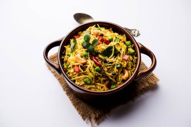 Semiya Upma veya erişte Uppuma veya uppittu Güney Hindistan popüler kahvaltı menüsünden var. bir kasede servis. seçici odak