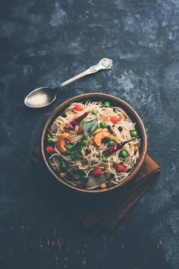 Semiya Upma veya erişte Uppuma veya uppittu Güney Hindistan popüler kahvaltı menüsünden var. bir kasede servis. seçici odak