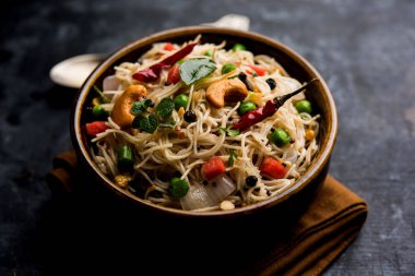 Semiya Upma veya erişte Uppuma veya uppittu Güney Hindistan popüler kahvaltı menüsünden var. bir kasede servis. seçici odak