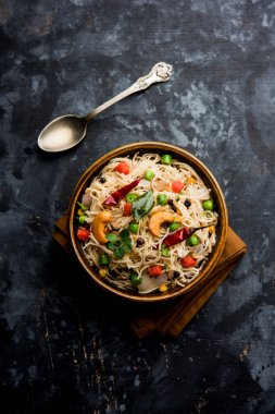 Semiya Upma veya erişte Uppuma veya uppittu Güney Hindistan popüler kahvaltı menüsünden var. bir kasede servis. seçici odak