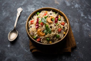 Semiya Upma veya erişte Uppuma veya uppittu Güney Hindistan popüler kahvaltı menüsünden var. bir kasede servis. seçici odak