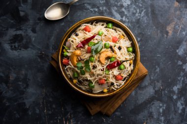 Semiya Upma veya erişte Uppuma veya uppittu Güney Hindistan popüler kahvaltı menüsünden var. bir kasede servis. seçici odak