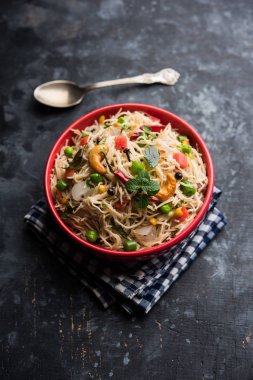 Semiya Upma veya erişte Uppuma veya uppittu Güney Hindistan popüler kahvaltı menüsünden var. bir kasede servis. seçici odak