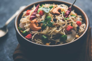 Semiya Upma veya erişte Uppuma veya uppittu Güney Hindistan popüler kahvaltı menüsünden var. bir kasede servis. seçici odak