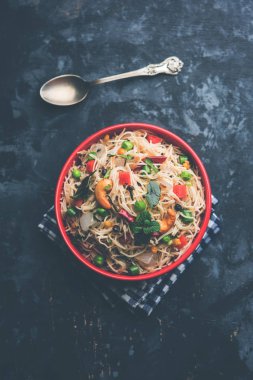 Semiya Upma veya erişte Uppuma veya uppittu Güney Hindistan popüler kahvaltı menüsünden var. bir kasede servis. seçici odak