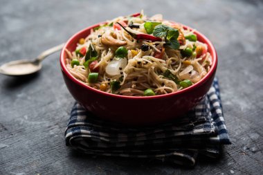 Semiya Upma veya erişte Uppuma veya uppittu Güney Hindistan popüler kahvaltı menüsünden var. bir kasede servis. seçici odak