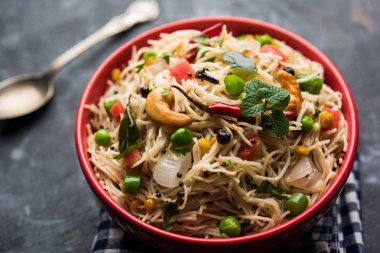 Semiya Upma veya erişte Uppuma veya uppittu Güney Hindistan popüler kahvaltı menüsünden var. bir kasede servis. seçici odak