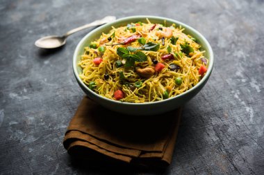 Semiya Upma veya erişte Uppuma veya uppittu Güney Hindistan popüler kahvaltı menüsünden var. bir kasede servis. seçici odak