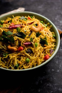 Semiya Upma veya erişte Uppuma veya uppittu Güney Hindistan popüler kahvaltı menüsünden var. bir kasede servis. seçici odak