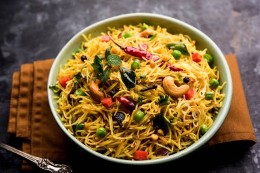 Semiya Upma veya erişte Uppuma veya uppittu Güney Hindistan popüler kahvaltı menüsünden var. bir kasede servis. seçici odak