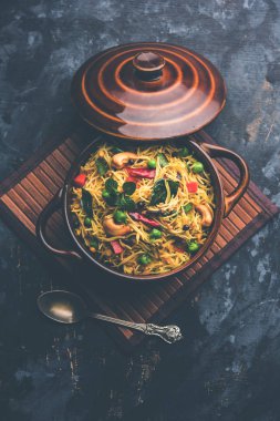 Semiya Upma veya erişte Uppuma veya uppittu Güney Hindistan popüler kahvaltı menüsünden var. bir kasede servis. seçici odak