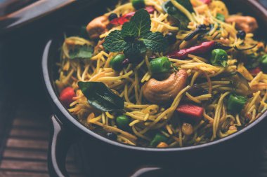 Semiya Upma veya erişte Uppuma veya uppittu Güney Hindistan popüler kahvaltı menüsünden var. bir kasede servis. seçici odak