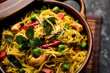 Semiya Upma veya erişte Uppuma veya uppittu Güney Hindistan popüler kahvaltı menüsünden var. bir kasede servis. seçici odak