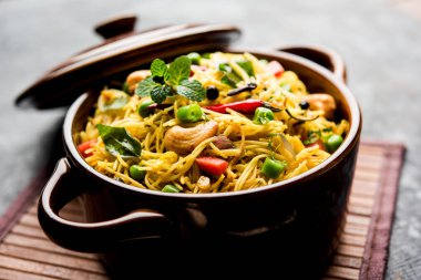 Semiya Upma veya erişte Uppuma veya uppittu Güney Hindistan popüler kahvaltı menüsünden var. bir kasede servis. seçici odak