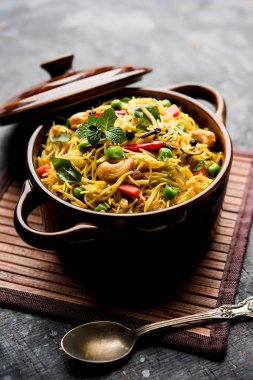 Semiya Upma veya erişte Uppuma veya uppittu Güney Hindistan popüler kahvaltı menüsünden var. bir kasede servis. seçici odak