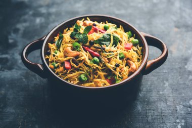 Semiya Upma veya erişte Uppuma veya uppittu Güney Hindistan popüler kahvaltı menüsünden var. bir kasede servis. seçici odak