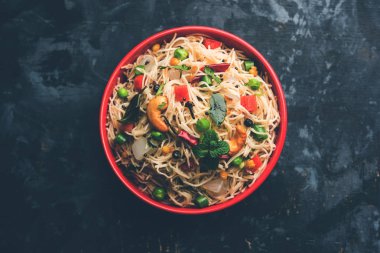 Semiya Upma veya erişte Uppuma veya uppittu Güney Hindistan popüler kahvaltı menüsünden var. bir kasede servis. seçici odak