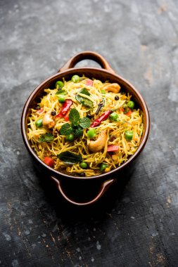 Semiya Upma veya erişte Uppuma veya uppittu Güney Hindistan popüler kahvaltı menüsünden var. bir kasede servis. seçici odak