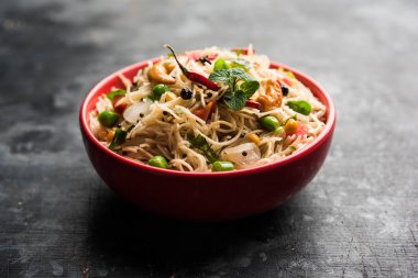 Semiya Upma veya erişte Uppuma veya uppittu Güney Hindistan popüler kahvaltı menüsünden var. bir kasede servis. seçici odak