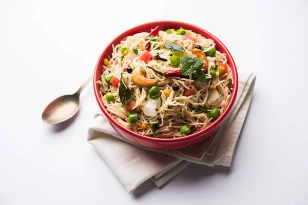 Semiya Upma veya erişte Uppuma veya uppittu Güney Hindistan popüler kahvaltı menüsünden var. bir kasede servis. seçici odak