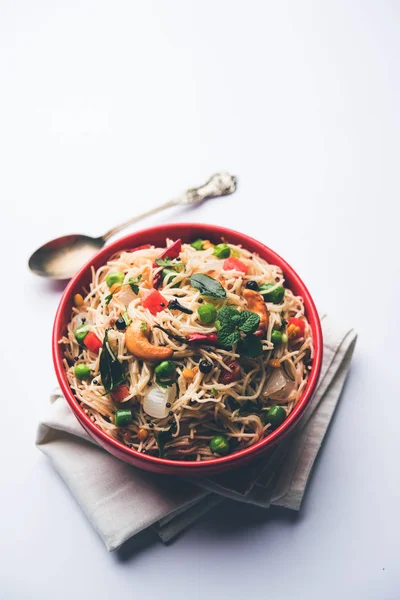 Semiya Upma veya erişte Uppuma veya uppittu Güney Hindistan popüler kahvaltı menüsünden var. bir kasede servis. seçici odak