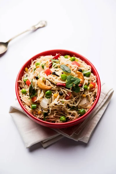 Semiya Upma veya erişte Uppuma veya uppittu Güney Hindistan popüler kahvaltı menüsünden var. bir kasede servis. seçici odak