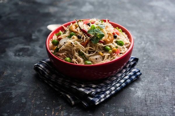 Semiya Upma veya erişte Uppuma veya uppittu Güney Hindistan popüler kahvaltı menüsünden var. bir kasede servis. seçici odak