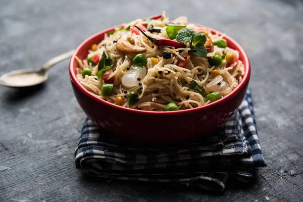 Semiya Upma veya erişte Uppuma veya uppittu Güney Hindistan popüler kahvaltı menüsünden var. bir kasede servis. seçici odak