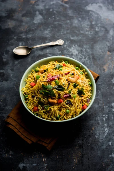 Semiya Upma veya erişte Uppuma veya uppittu Güney Hindistan popüler kahvaltı menüsünden var. bir kasede servis. seçici odak