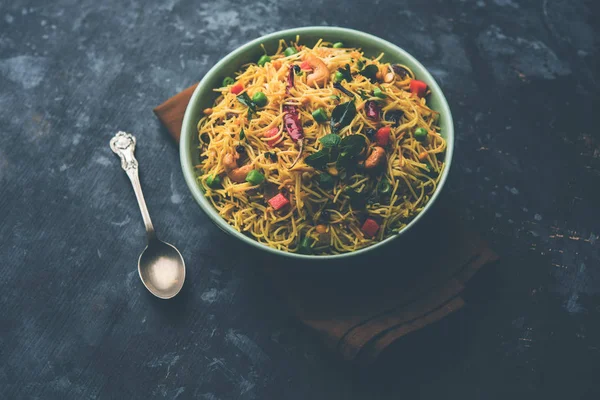 Semiya Upma veya erişte Uppuma veya uppittu Güney Hindistan popüler kahvaltı menüsünden var. bir kasede servis. seçici odak