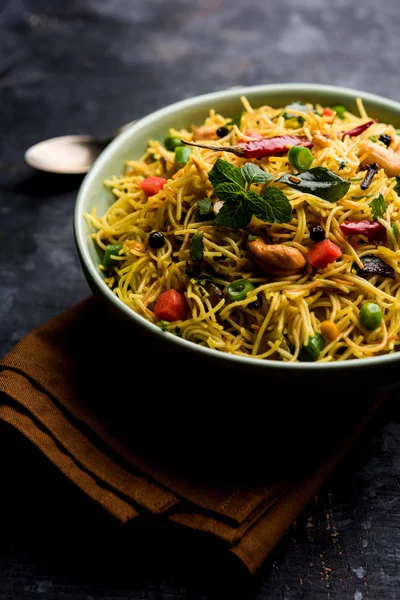 Semiya Upma veya erişte Uppuma veya uppittu Güney Hindistan popüler kahvaltı menüsünden var. bir kasede servis. seçici odak