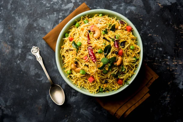 Semiya Upma veya erişte Uppuma veya uppittu Güney Hindistan popüler kahvaltı menüsünden var. bir kasede servis. seçici odak