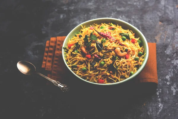 Semiya Upma veya erişte Uppuma veya uppittu Güney Hindistan popüler kahvaltı menüsünden var. bir kasede servis. seçici odak