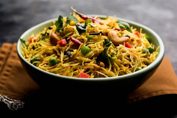 Semiya Upma veya erişte Uppuma veya uppittu Güney Hindistan popüler kahvaltı menüsünden var. bir kasede servis. seçici odak