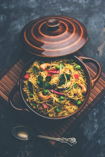 Semiya Upma veya erişte Uppuma veya uppittu Güney Hindistan popüler kahvaltı menüsünden var. bir kasede servis. seçici odak