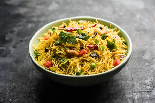 Semiya Upma veya erişte Uppuma veya uppittu Güney Hindistan popüler kahvaltı menüsünden var. bir kasede servis. seçici odak