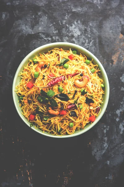 Semiya Upma veya erişte Uppuma veya uppittu Güney Hindistan popüler kahvaltı menüsünden var. bir kasede servis. seçici odak