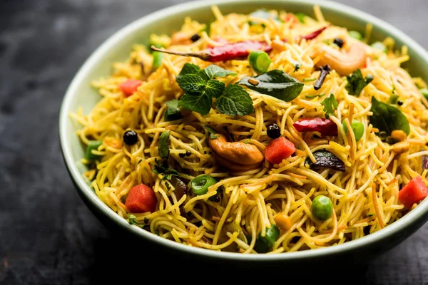 Semiya Upma veya erişte Uppuma veya uppittu Güney Hindistan popüler kahvaltı menüsünden var. bir kasede servis. seçici odak